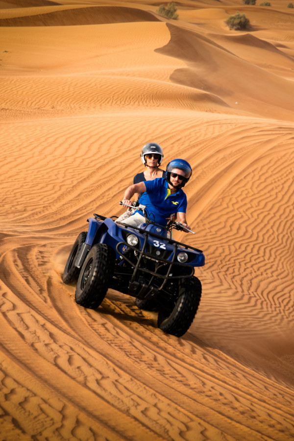 قيادة الدراجات الرباعية وركوب الجمال في صحراء الرياض