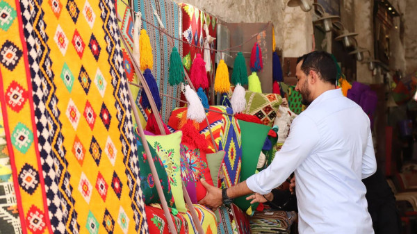 Experience the Qatari Traditional Market with a Photographer