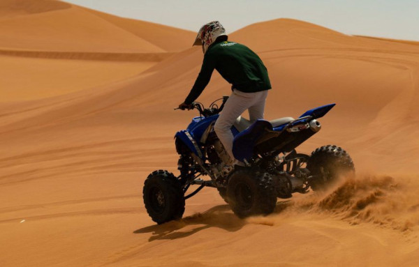 تجول في صحراء سيلين القطرية على الدراجات الرباعية